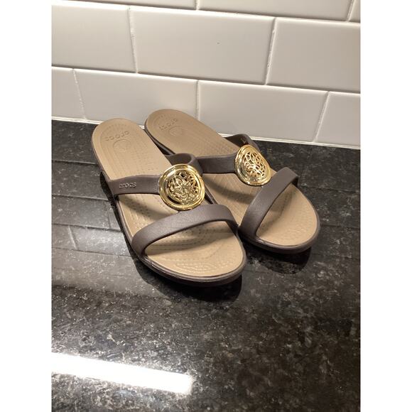 Crocs Women's Slide Strappy Wedge Sanrah Sandals Gold Medallion Brown Size W7 - Picture 2 of 10